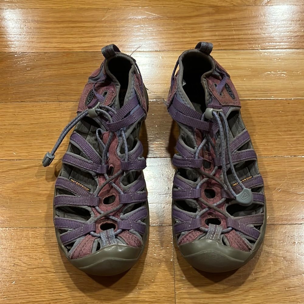 𝅺KEEN girls waterproof sandals size 3.
